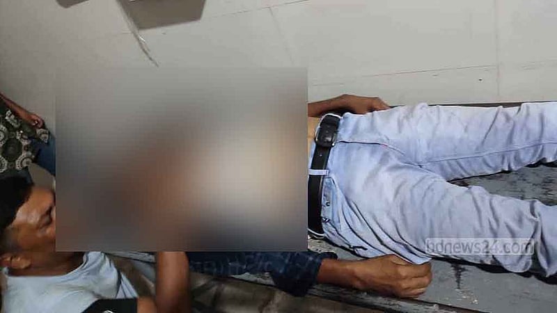 মেয়েকে উত্ত্যক্তের প্রতিবাদ করায় বাবাকে মাথা থেঁতলে হত্যা