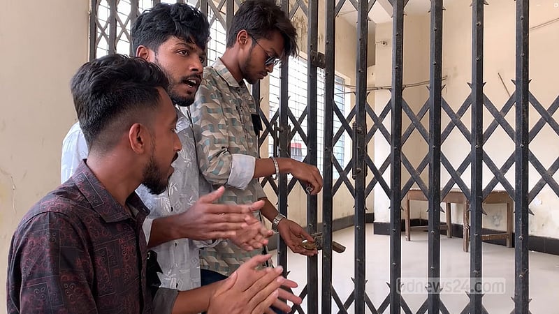 ৬ দফা: রাজশাহী পলিটেকনিকের প্রশাসনিক ভবনে শিক্ষার্থীদের তালা