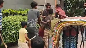 ব্যাটারি ও প্যাডেলচালিত রিকশা চালকরা মুখোমুখি, বনানীতে ‘তাণ্ডব’