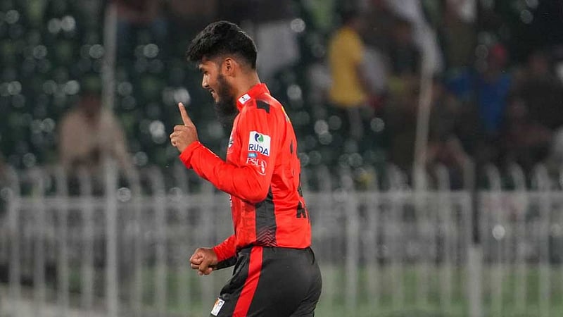 শুরুতে উইকেট নিয়ে পরে খরুচে রিশাদ