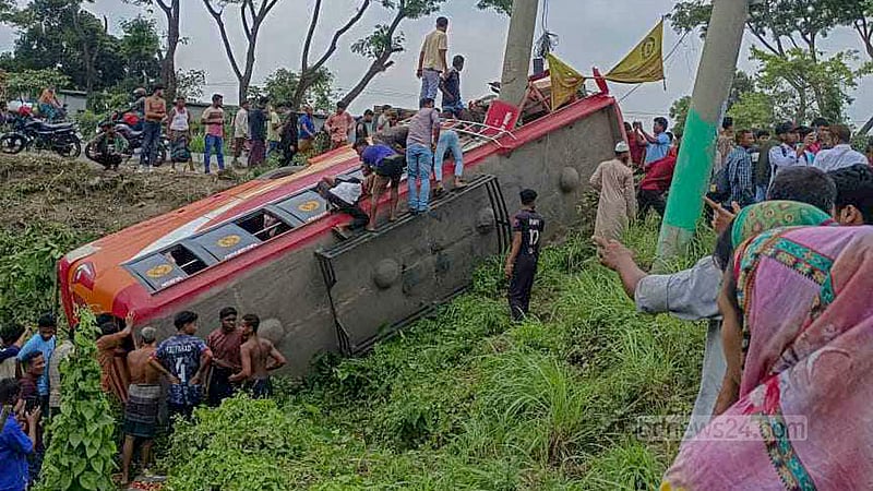ফরিদপুরে বাস খাদে পড়ে নিহত বেড়ে ৭