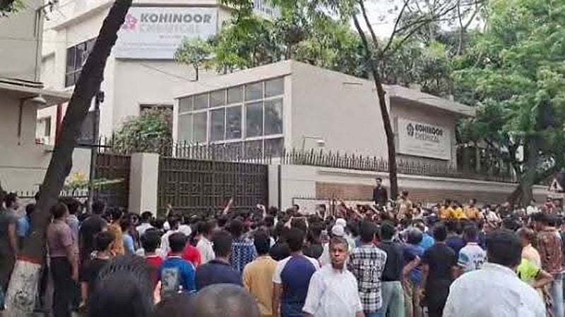 পাঁচ ঘণ্টা পর তেজগাঁওয়ের সড়কে যান চলাচল স্বাভাবিক