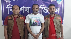 সাভারে কবরস্থানে কলাগাছের নিচে লুকানো ছিল পিস্তল, গ্রেপ্তার ১
