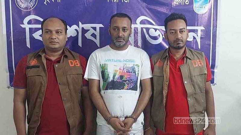 সাভারে কবরস্থানে কলাগাছের নিচে লুকানো ছিল পিস্তল, গ্রেপ্তার ১