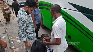 ঈদের পরও ঢাকা ছাড়তে টার্মিনাল ও কাউন্টারে ছোটাছুটি