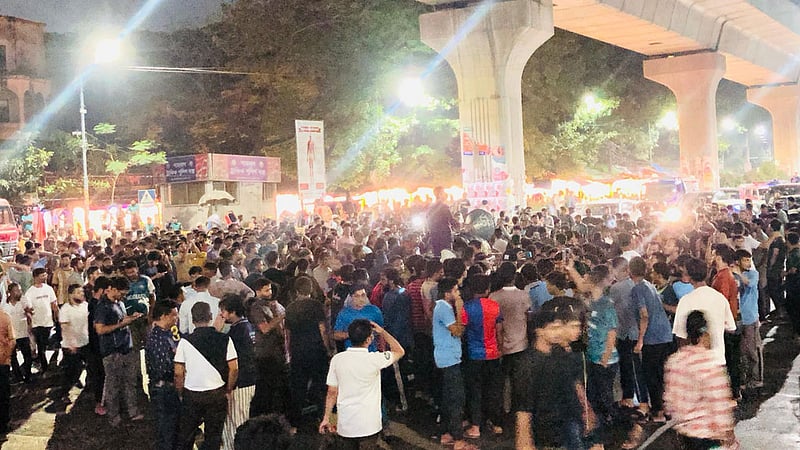 কুয়েট উপাচার্যের পদত্যাগের দাবিতে শাহবাগ অবরোধ