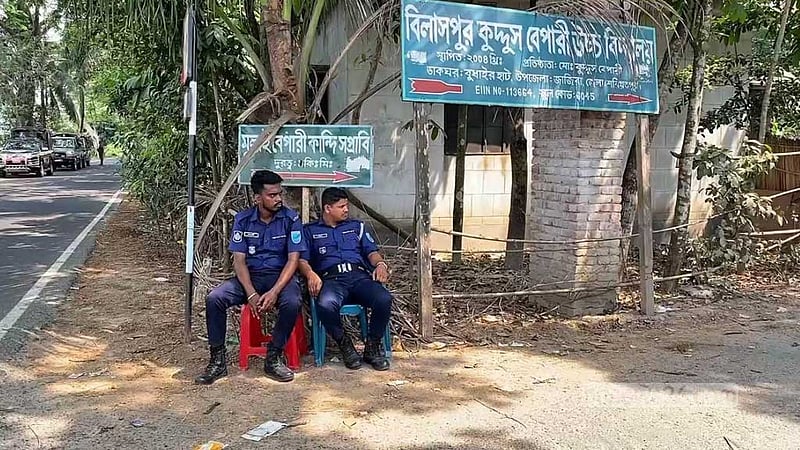 বালতিভর্তি হাতবোমা নিয়ে লড়াই: বাড়ি বাড়ি গিয়ে হুমকি-মারধরের অভিযোগ