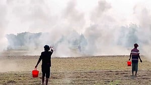 জাজিরার মাঠে আধিপত্যের লড়াই: বালতিতে হাতবোমা, মাথায় হেলমেট, মুহুর্মুহু বিস্ফোরণ
