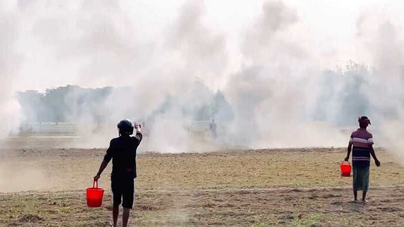 জাজিরার মাঠে আধিপত্যের লড়াই: বালতিতে হাতবোমা, মাথায় হেলমেট, মুহুর্মুহু বিস্ফোরণ