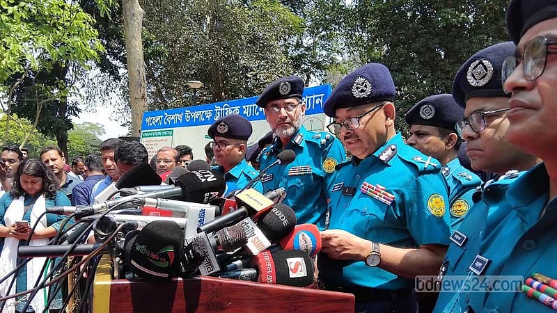 চারুকলায় আগুন: শিগগিরই গ্রেপ্তারের খবর দেবার আশা ডিএমপি কমিশনারের