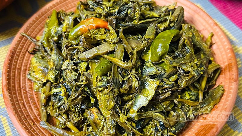 কলার মোচা দিয়ে পুঁটি মাছের শুঁটকির ব্যঞ্জন