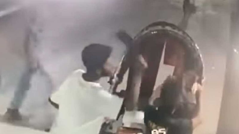 চাপাতি হাতে ছিনতাই: ভিডিও ভাইরালের পর একজন চিহ্নিত