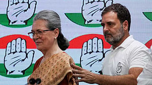 অর্থ পাচার মামলায় সোনিয়া-রাহুল গান্ধীর বিরুদ্ধে অভিযোগপত্র