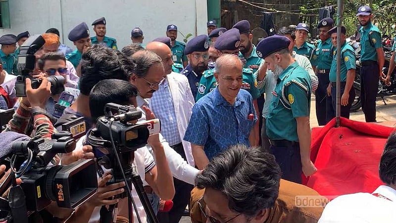 লালগালিচা দেখে স্বরাষ্ট্র উপদেষ্টার ক্ষোভ