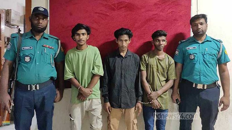 বাটা লুটের জুতা বিক্রি করতে ফেইসবুকে পোস্ট দিয়ে ধরা