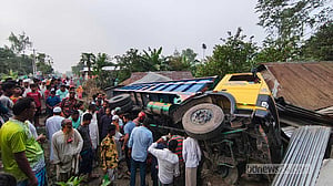 টাঙ্গাইলে নিয়ন্ত্রণ হারিয়ে বসতঘরে ট্রাক, প্রাণ গেল নারীর
