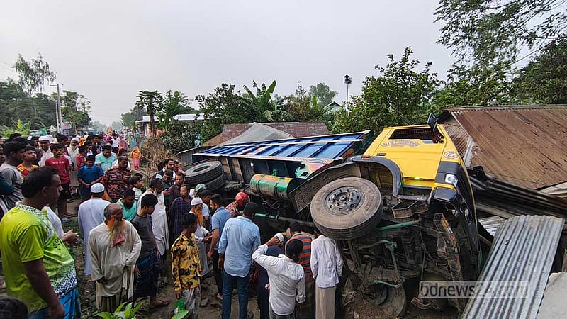 টাঙ্গাইলে নিয়ন্ত্রণ হারিয়ে বসতঘরে ট্রাক, প্রাণ গেল নারীর
