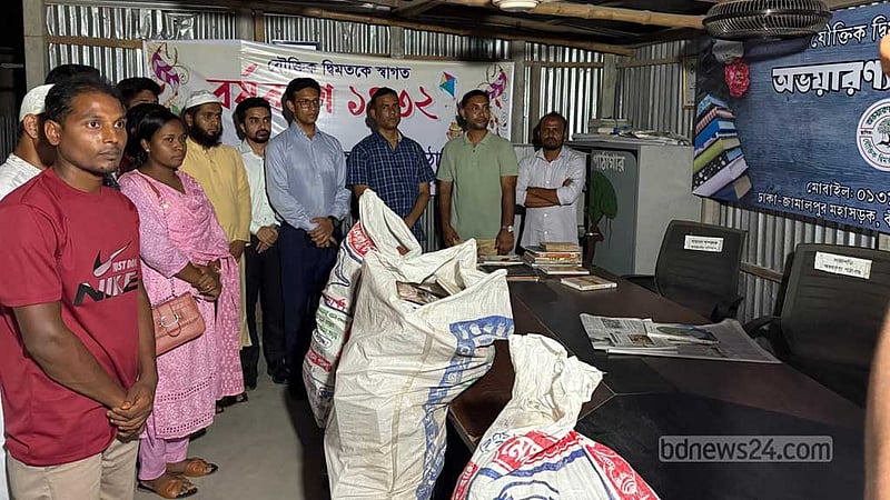 টাঙ্গাইলের সেই পাঠাগার থেকে লুটে নেওয়া ৪০০ বই ফেরত দিল প্রশাসন
