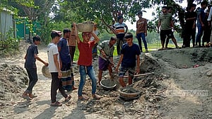 টাঙ্গাইলে ‘মুষ্টির চালের’ টাকায় রাস্তা সংস্কার, স্থায়ীভাবে পাকা করার দাবি