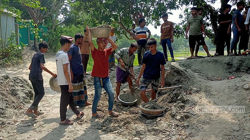 টাঙ্গাইলে ‘মুষ্টির চালের’ টাকায় রাস্তা সংস্কার, স্থায়ীভাবে পাকা করার দাবি