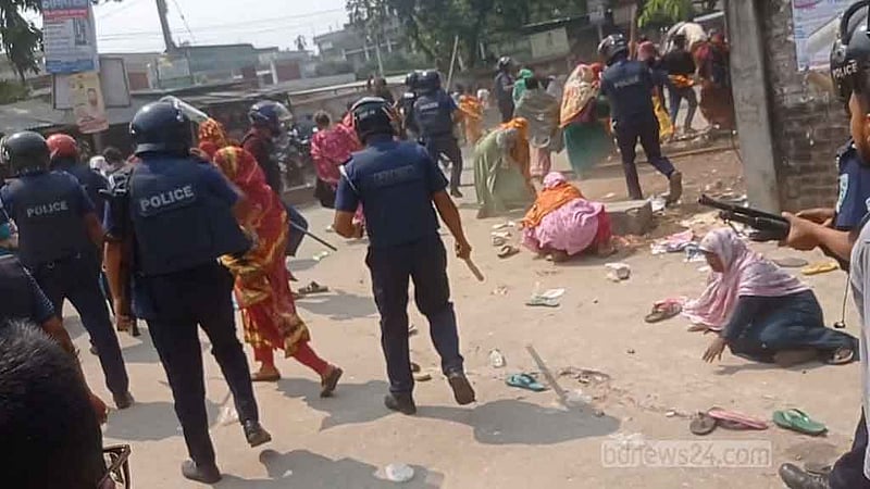 ঠাকুরগাঁওয়ে যুবলীগ নেতাকে ‘ছিনিয়ে নিতে থানা ঘেরাও’, লাঠিপেটা