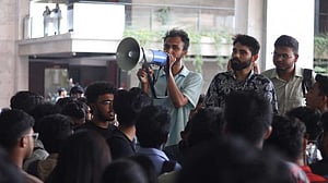 এখন ১০ শিক্ষকের পদত্যাগ প্রত্যাহার চাচ্ছেন ইউআইইউ শিক্ষার্থীরা