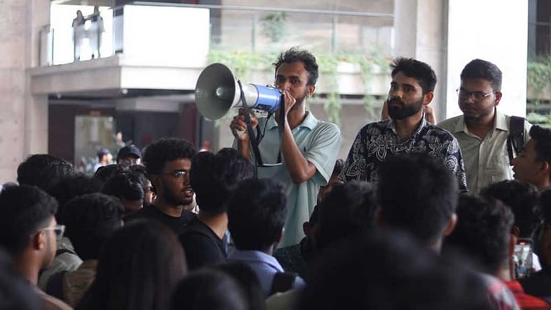 এখন ১০ শিক্ষকের পদত্যাগ প্রত্যাহার চাচ্ছেন ইউআইইউ শিক্ষার্থীরা