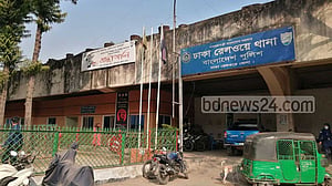 রেলপথ ধরে হাঁটার সময় খিলক্ষেতে ট্রেনের ধাক্কায় যুবক নিহত