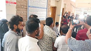 নিরাপত্তাসহ ৬ দফা দাবিতে ভোলায় চিকিৎসকদের কর্মবিরতি