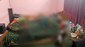 খাটে দম্পতির লাশ, চিরকুটে পাশাপাশি কবর দেওয়ার অনুরোধ