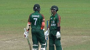 ফাহাদের রেকর্ড ৬ উইকেট, জাওয়াদের বিধ্বংসী ১৩০*