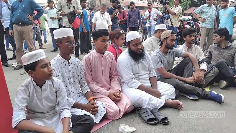 বিএনপির ফজলুরকে গ্রেপ্তার দাবিতে বাসার সামনে অবস্থান