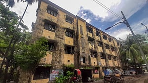 রেলওয়ে কলোনির পরিত্যক্ত ভবন