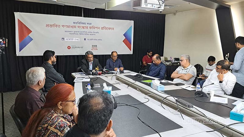 সাংবাদিকদের সুরক্ষায় রাজনৈতিক প্রতিশ্রুতি আদায়ের পরামর্শ আলী রীয়াজের