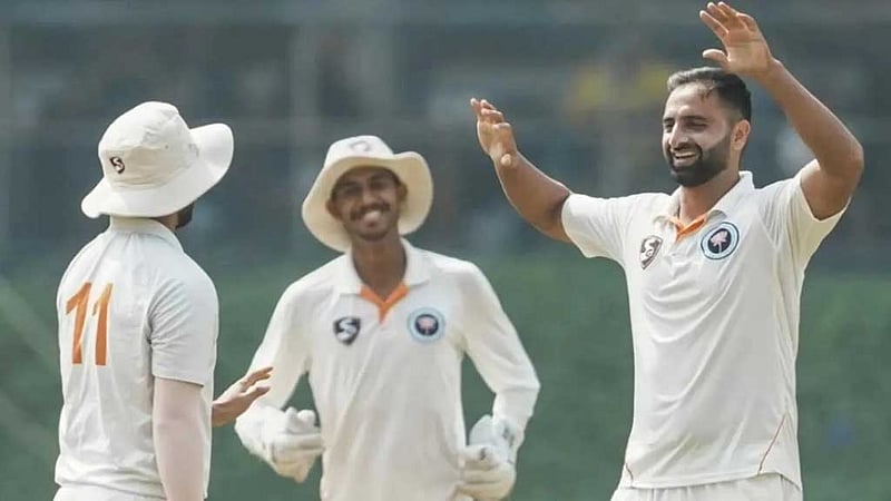 ৪ বলে ৪ উইকেট নিয়ে ভারতীয় পেসারের অনন্য কীর্তি
