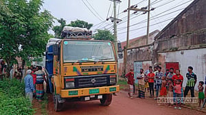 বগুড়ায় ৩৯৫ বস্তা সারসহ ট্রাক জব্দ