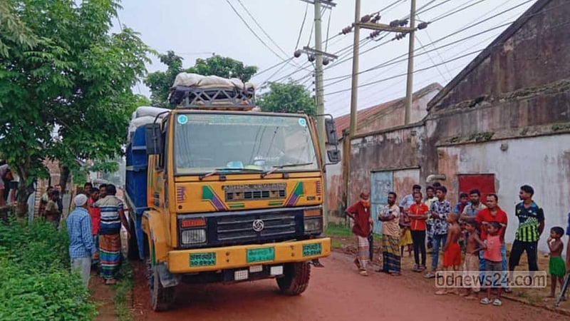 বগুড়ায় ৩৯৫ বস্তা সারসহ ট্রাক জব্দ
