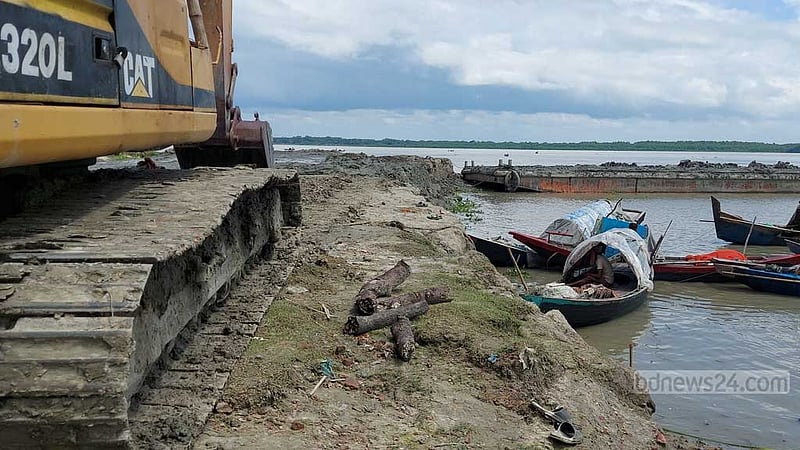বরগুনায় বিষখালীর তীরের মাটি যাচ্ছে ইটভাটায়, হুমকির মুখে বন্যা নিয়ন্ত্রণ বাঁধ