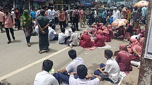 ‘ব্লকেডে’ ভোগান্তি বরিশাল নগরে, বুধবার সারা বিভাগে
