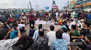 স্বাস্থ্যখাতে সংস্কারের দাবি: ঢাকা-বরিশাল মহাসড়ক অবরোধ করে বিক্ষোভ
