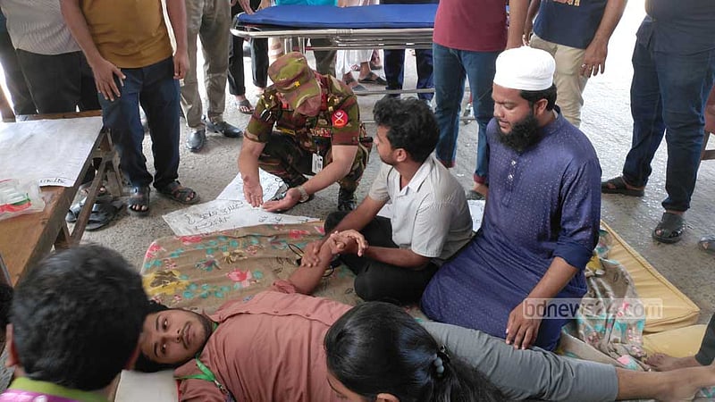 বরিশালে স্বাস্থ্য সংস্কারের আন্দোলনের অনশনে অসুস্থ ২ শিক্ষার্থী