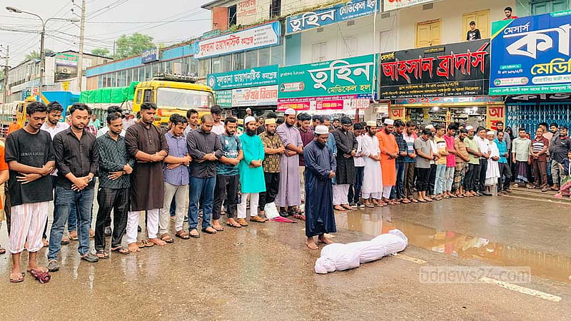স্বাস্থ্যখাত সংস্কারের দাবিতে বরিশালে স্বাস্থ্য উপদেষ্টার ‘গায়েবানা জানাজা’