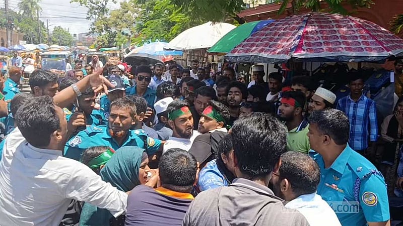 স্বাস্থ্যখাত আন্দোলনের নেতা গ্রেপ্তার, বরিশাল মেডিকেলের ‘শাটডাউন’ স্থগিত