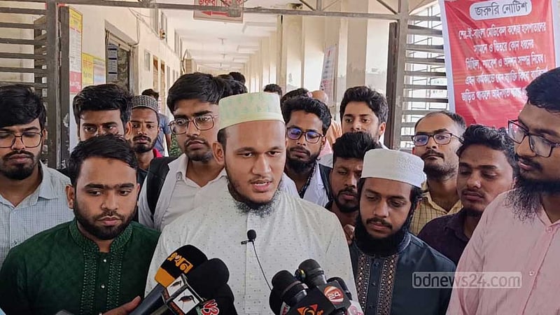 বরিশাল মেডিকেলে হামলা: ইন্টার্নদের ২৪ ঘণ্টার আল্টিমেটাম, শিক্ষার্থীদের ক্লাস বর্জন