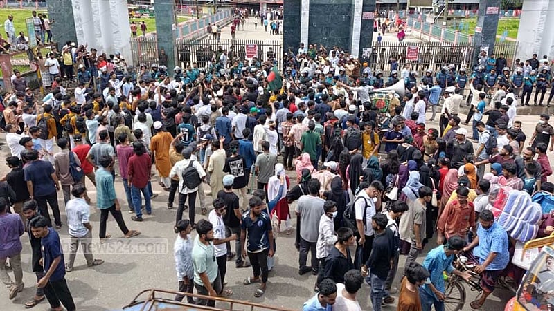 বরিশাল মেডিকেলে মারধর: চিকিৎসকসহ আহত ৩, ইন্টার্নদের কর্মবিরতি