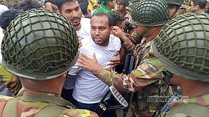 স্বাস্থ্যখাত সংস্কার দাবিতে বরিশালে সড়ক অবরোধ, ৬ ঘণ্টা পর প্রত্যাহার