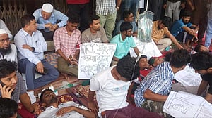 ছাত্র সংসদ নির্বাচনের আশ্বাসে অনশন ভাঙলেন রোকেয়া বিশ্ববিদ্যালয়ের শিক্ষার্থীরা