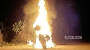 বরিশালে ছাত্রলীগ নেতা পালিয়ে গেলেও পুড়িয়ে দেয়া হয়েছে বাইক