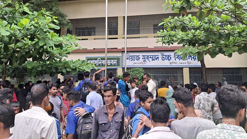 বিদ্যালয়ের সায়েন্স ল্যাবে আগুন, হুড়োহুড়ি করে নামতে গিয়ে আহত ২৫ শিক্ষার্থী