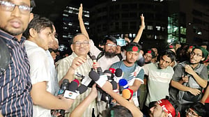 ডিএমপি কমিশনারের দুঃখ প্রকাশের পর শাহবাগ ছাড়লেন প্রকৌশল শিক্ষার্থীরা